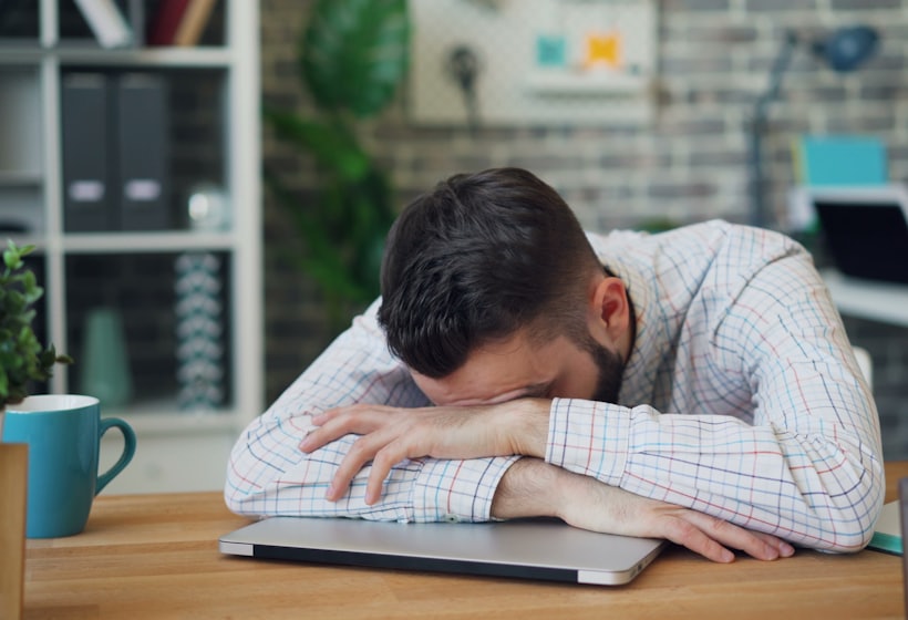 Уставший человек на нелюбимой работе